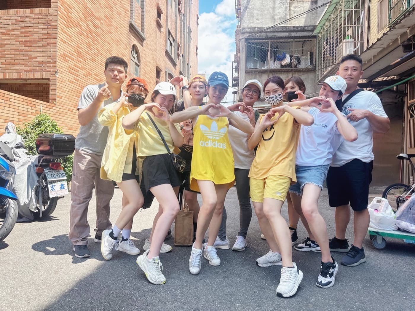 巷口志工比愛心合照