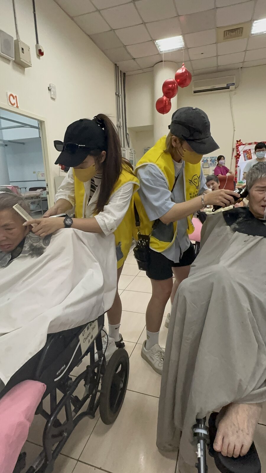 輪椅上的長輩，也能安心剪一次頭髮